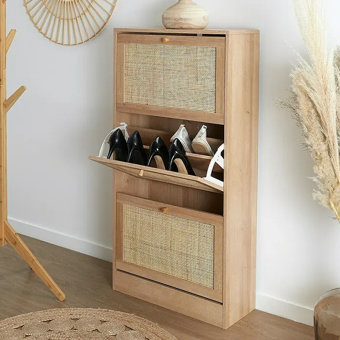 Home Deco Factory Bali Zapatero - L x An x Al: 24 x 60 x 113 cm, Marrón, Número de compartimentos: 3 ud., Con ratán trenzado - Zapatero de madera con tres compartimentos, el del medio abierto mostrando zapatos, y detalles de ratán.