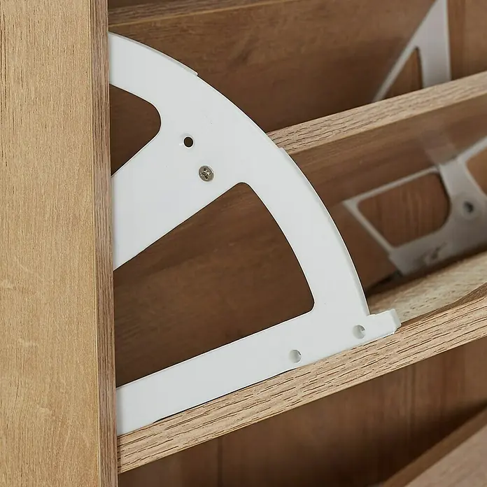 Home Deco Factory Bali Zapatero - L x An x Al: 24 x 60 x 113 cm, Marrón, Número de compartimentos: 3 ud., Con ratán trenzado - Primer plano de un zapatero de madera con herrajes de plástico blanco, que muestra los estantes y ofrece una solución de almacenamiento elegante y funcional.