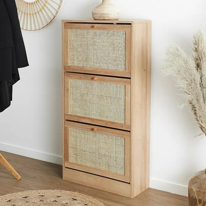 Home Deco Factory Bali Zapatero - L x An x Al: 24 x 60 x 113 cm, Marrón, Número de compartimentos: 3 ud., Con ratán trenzado - Un zapatero de madera de tres niveles con frentes de ratán y pomos redondos, que ofrece una solución de almacenamiento elegante.