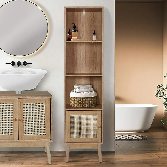 Home Deco Factory Bali Estantería de madera - L x An x Al: 30 x 40 x 160 cm, Marrón, Con ratán trenzado - Escena de baño con un armario alto de madera con estantes y una puerta, un lavabo y un espejo.