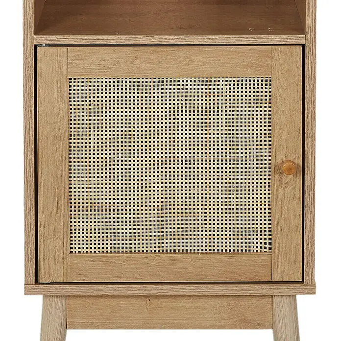 Home Deco Factory Bali Estantería de madera - L x An x Al: 30 x 40 x 160 cm, Marrón, Con ratán trenzado - Primer plano de una mesita de noche marrón claro con puerta de armario de ratán. La mesita de noche tiene un estante en la parte superior y se apoya sobre patas delgadas y cónicas.