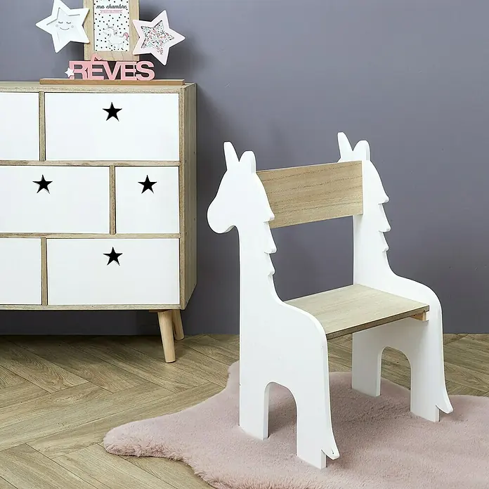 Home Deco Kids Silla Unicornio - Blanco/Madera, Específico para: Niños pequeños - Una silla infantil caprichosa con forma de caballo. El mueble es blanco y está colocado sobre una alfombra rosa y suave.