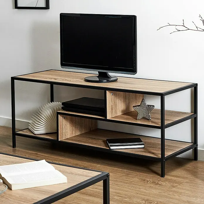 Home Deco Factory Edison Conjunto mueble de salón - 3 pzs., Negro/Marrón - Primer plano de un moderno mueble de TV con superficie de madera y estructura metálica negra, decorado con TV, libros y objetos decorativos.