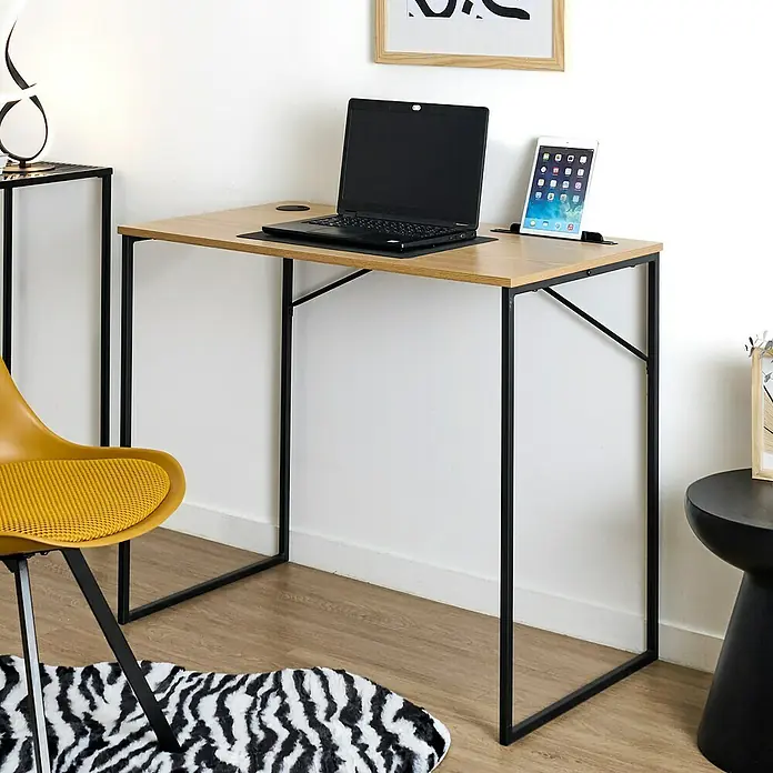 Home Deco Factory Mesa de escritorio Link - L x An x Al: 50 x 90 x 76 cm, Marrón/Negro - Un escritorio moderno con madera clara y patas metálicas negras, con un portátil y una tableta. Ideal para la oficina en casa o estudio.