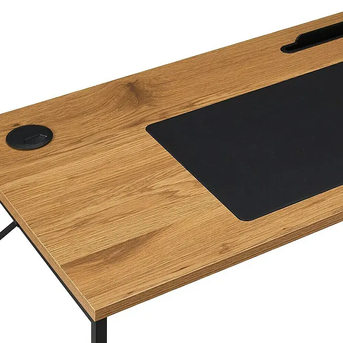 Home Deco Factory Mesa de escritorio Link - L x An x Al: 50 x 90 x 76 cm, Marrón/Negro - Primer plano de un escritorio con pasacables y una superficie de trabajo negra. La madera tiene una veta cálida y natural.