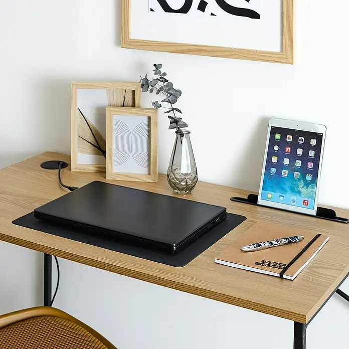 Home Deco Factory Mesa de escritorio Link - L x An x Al: 50 x 90 x 76 cm, Marrón/Negro - Escritorio con ordenador portátil, tableta y cuaderno, creando un espacio de trabajo organizado y moderno.