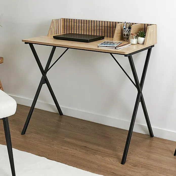 Home Deco Factory Klaus Mesa de escritorio - L x An x Al: 50 x 90 x 84,5 cm, Marrón/Negro, Diseño acanalado - Escritorio moderno con tablero de madera clara y estructura minimalista en forma de X negra, ideal para la oficina en casa.