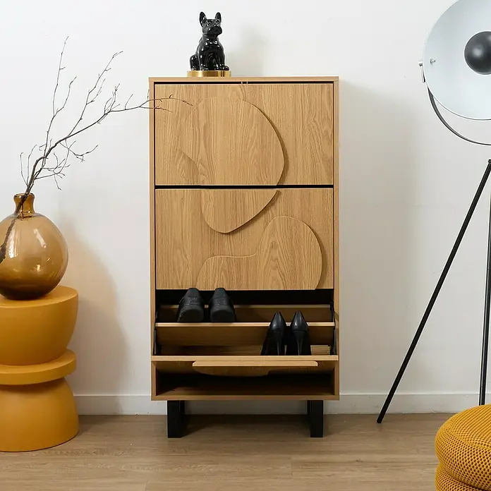 Home Deco Factory Calypso Zapatero - L x An x Al: 24 x 60 x 115 cm, Marrón/Negro, Número de compartimentos: 3 ud., Relieves curvos - Zapatero de madera moderno con un diseño único. El armario ofrece un almacenamiento elegante para sus zapatos y añade un toque especial a su entrada.
