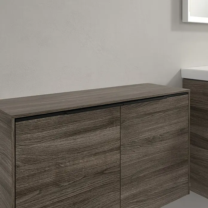 Villeroy & Boch Subway 3.0 Seitenschrank - B x T x H: 72,8 x 25,6 x 42,3 cm, Stone Oak, DIN Anschlag: Links/Rechts, Farbe Griff: Volcano Black - Ein Badezimmerschrank mit Holzstruktur und zwei Türen bietet Stauraum und fügt sich nahtlos in moderne Badezimmer ein.