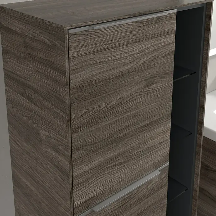 Villeroy & Boch Subway 3.0 Seitenschrank - B x T x H: 57,4 x 36,2 x 120 cm, Stone Oak, DIN Anschlag: Links, Farbe Griff: Aluminium glänzend - Ein moderner Holzschrank mit grauem Innenraum und Regalen. Die Tür hat einen silbernen Griff.