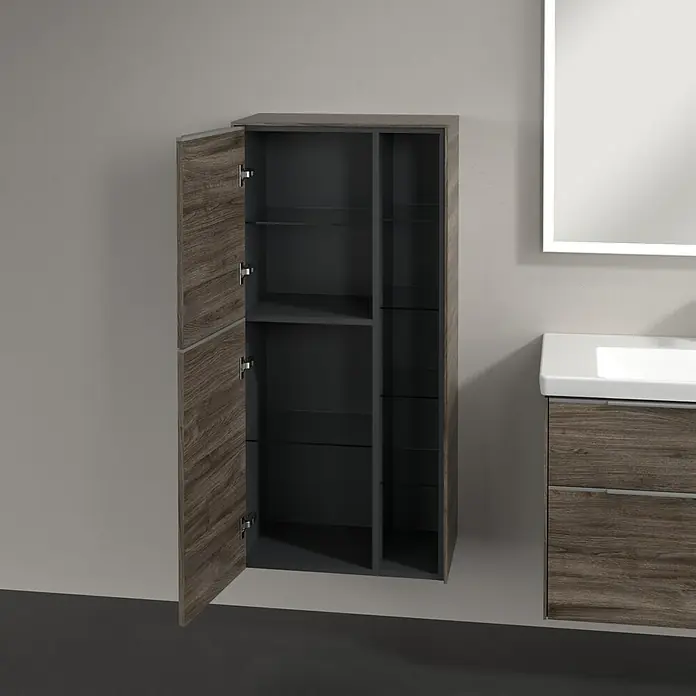 Villeroy & Boch Subway 3.0 Seitenschrank - B x T x H: 57,4 x 36,2 x 120 cm, Stone Oak, DIN Anschlag: Links, Farbe Griff: Aluminium glänzend - Ein Badezimmerschrank mit einer offenen Tür, der seine Glasböden zeigt, neben einem Waschtisch mit Waschbecken und Spiegel.