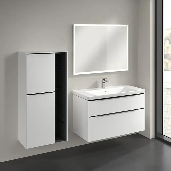 Villeroy & Boch Subway 3.0 Seitenschrank - B x T x H: 57,4 x 36,2 x 120 cm, Pure White, DIN Anschlag: Links, Farbe Griff: Volcano Black - Weißer Waschtisch mit Unterschrank und Spiegelschrank mit Beleuchtung für das Badezimmer.