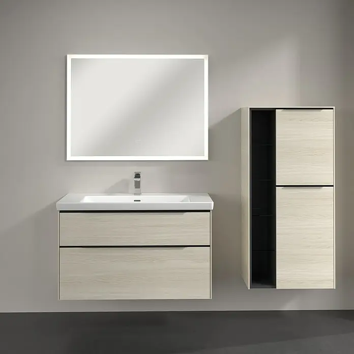 Villeroy & Boch Subway 3.0 Seitenschrank - B x T x H: 57,4 x 36,2 x 120 cm, White Oak, DIN Anschlag: Rechts, Farbe Griff: Volcano Black - Bild eines modernen Badezimmersets mit Waschtischunterschrank, Waschbecken, Spiegel mit Beleuchtung und passendem Hängeschrank in Holzoptik.