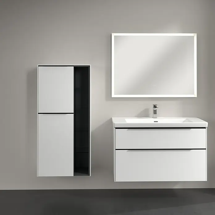 Villeroy & Boch Subway 3.0 Seitenschrank - B x T x H: 57,4 x 36,2 x 120 cm, Pure White, DIN Anschlag: Links, Farbe Griff: Volcano Black - Elegantes Badezimmer-Set mit weißem Waschbeckenunterschrank, Spiegelschrank und Hochschrank in modernem Design.