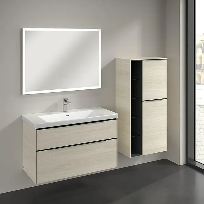 Villeroy & Boch Subway 3.0 Seitenschrank - B x T x H: 57,4 x 36,2 x 120 cm, White Oak, DIN Anschlag: Rechts, Farbe Griff: Volcano Black - Elegantes Badezimmer-Ensemble mit Waschtischunterschrank, Aufsatzwaschbecken, beleuchtetem Spiegel und Hochschrank in heller Holzoptik.