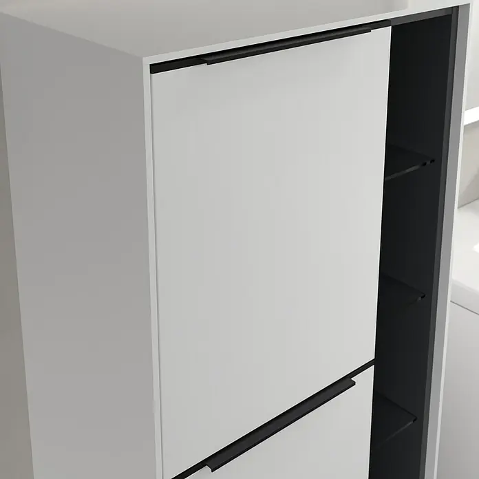Villeroy & Boch Subway 3.0 Seitenschrank - B x T x H: 57,4 x 36,2 x 120 cm, Pure White, DIN Anschlag: Links, Farbe Griff: Volcano Black - Nahaufnahme eines weißen Schuhschranks mit schwarzen Griffen. Elegantes und modernes Design für die Aufbewahrung von Schuhen.