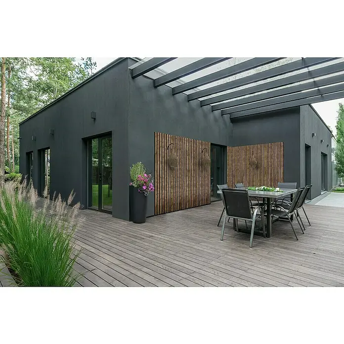 Akustikpaneel Outdoor HydroLine - Braun, 2.400 x 561 x 28 mm - Moderne Terrasse mit grauer Fassade, Holzelementen und stilvollem Esstisch unter einer transparenten Überdachung.