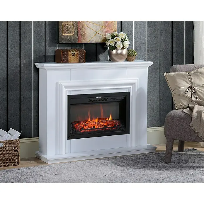 Focalpoint Chimenea eléctrica Amersham - Blanco, 1.000 W - 2.000 W, 33 x 114 x 88,6 cm - Primer plano de una chimenea eléctrica con molduras blancas que aporta calidez y elegancia a cualquier habitación. Elementos decorativos adornan la repisa.