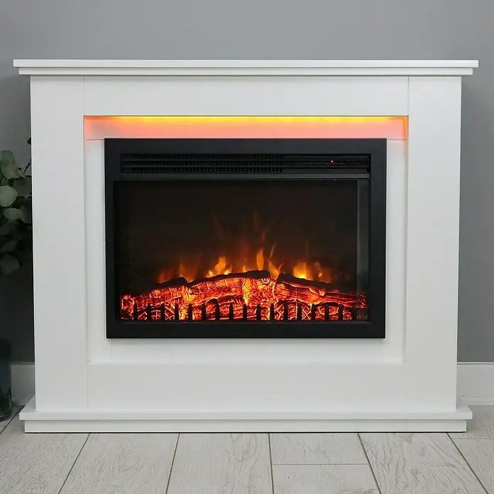 Focalpoint Chimenea eléctrica Medford - Blanco, 2.000 W, 27,5 x 98 x 81 mm - Primer plano de una chimenea eléctrica con marco blanco y llamas simuladas, que irradia calidez y ambiente.