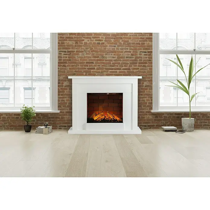 Focalpoint Chimenea eléctrica Atherstone Brick - Blanco/Ladrillo, 2.000 W, 24 x 100 x 80 cm - Una moderna chimenea eléctrica blanca sobre una pared de ladrillo, flanqueada por ventanas y decoraciones, que irradia calidez y estilo.