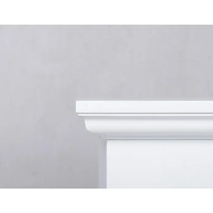 Focalpoint Chimenea eléctrica Amersham - Blanco, 1.000 W - 2.000 W, 33 x 114 x 88,6 cm - Primer plano de una cómoda blanca con un borde superior perfilado sobre una pared gris, destacando líneas limpias y elegancia sencilla.