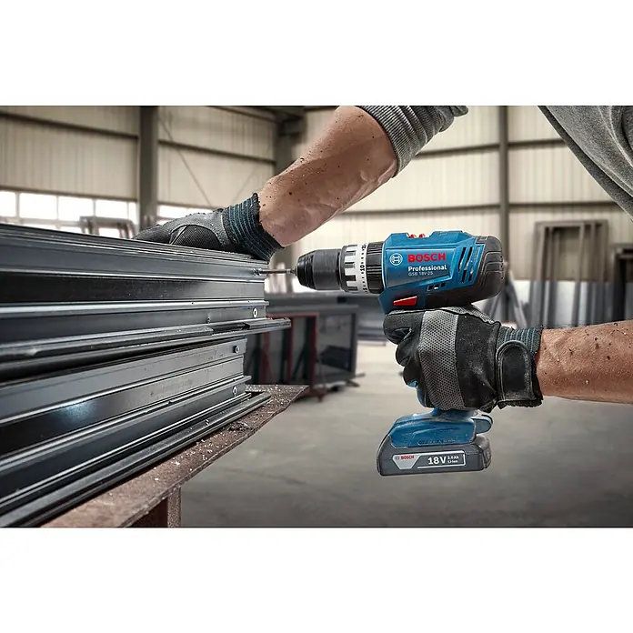 Bosch Professional AMPShare 18V Juego de máquinas - 18 V, 1 batería, 2 Ah, 4 pzs. - Primer plano de un taladro combinado inalámbrico Bosch Professional GSB 18V-25 trabajando en metal.