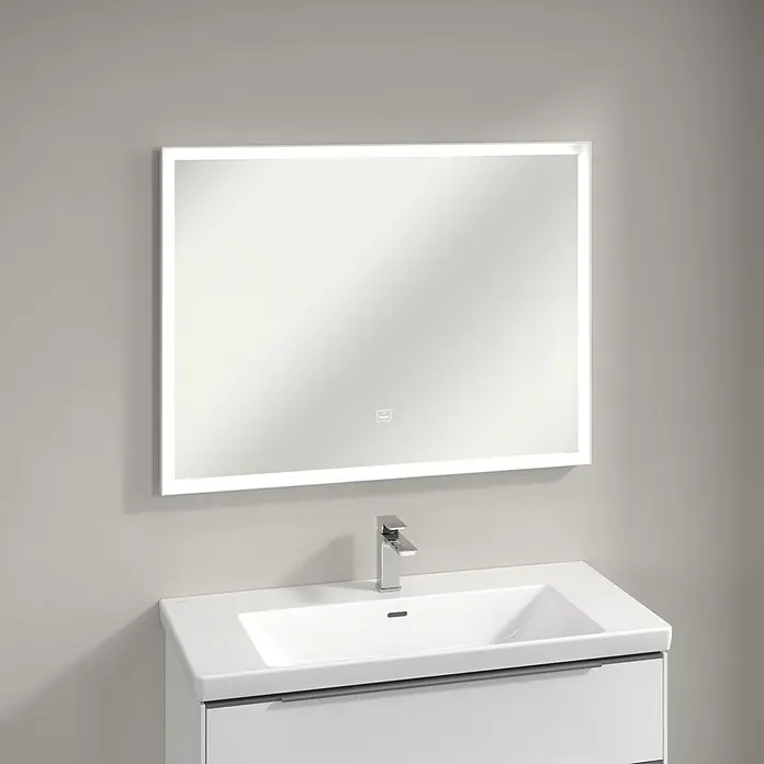 Villeroy & Boch Subway 3.0 Lichtspiegel - 100 x 75 cm, White Matt - Ein moderner Waschtisch mit einem beleuchteten Spiegel darüber. Der Spiegel und der Waschtisch haben ein minimalistisches Design.