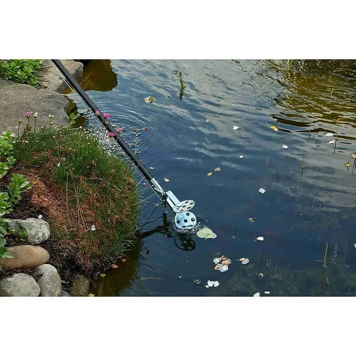 Freund Victoria Teichzange - Länge: 128 cm, Mit Greiftellern - Ein Teichreiniger im Einsatz, mit einem weißen Ball und Löchern an einem Stab, der Blätter entfernt.