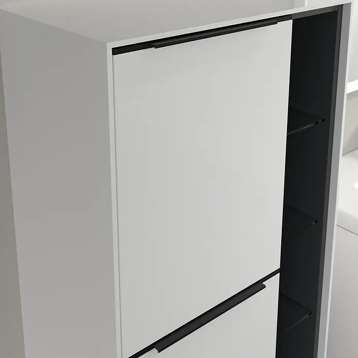 Villeroy & Boch Subway 3.0 Seitenschrank - B x T x H: 57,4 x 36,2 x 120 cm, Brilliant White, DIN Anschlag: Links, Farbe Griff: Volcano Black - Moderne weiße Schuhschrank mit schwarzen Griffen und Regalen, ideal für eine stilvolle Aufbewahrung von Schuhen.