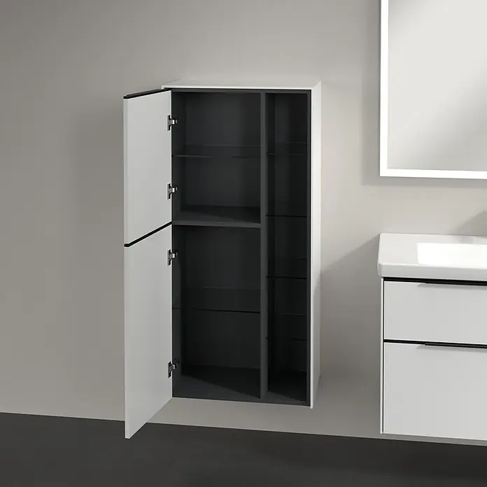 Villeroy & Boch Subway 3.0 Seitenschrank - B x T x H: 57,4 x 36,2 x 120 cm, Brilliant White, DIN Anschlag: Links, Farbe Griff: Volcano Black - Offener Badezimmerschrank in Weiß mit Glasböden, neben einem Waschbecken mit Schubladen.