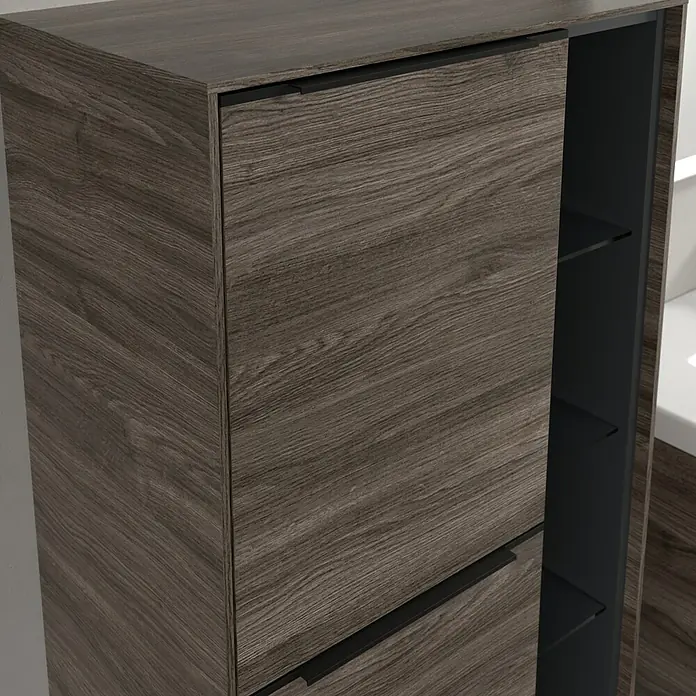 Villeroy & Boch Subway 3.0 Seitenschrank - B x T x H: 57,4 x 36,2 x 120 cm, Stone Oak, DIN Anschlag: Links, Farbe Griff: Volcano Black - Nahaufnahme eines modernen Schuhschranks aus Holz mit eleganten Griffen und Regalen. Der Schrank bietet stilvollen Stauraum für Schuhe.