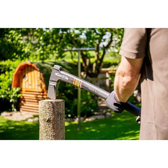Gardol Profilinie Spaltaxt - 2,5 kg, 73 cm - Gard&Løkke Spaltaxt im Einsatz, zum Holzspalten im Garten. Hergestellt in Deutschland, für höchste Ansprüche.