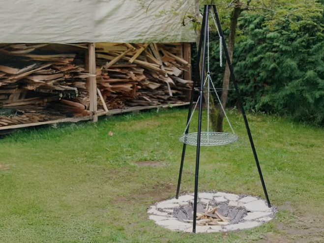 Selbstgemachte Feuerstelle im Garten mit Schwenkgrill