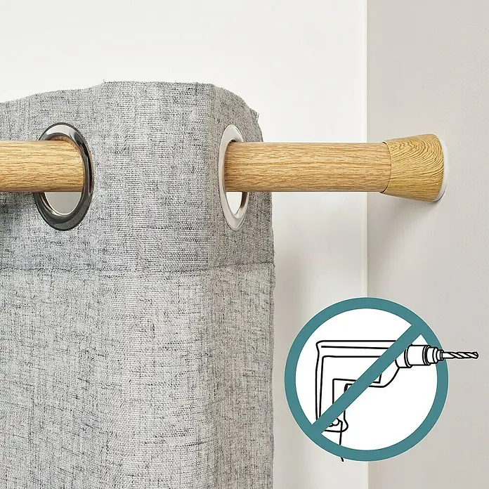 Barra para cortinas extensible multiusos - Metal, Madera, Longitud regulable: 70 cm - 120 cm - Una barra de cortina de madera clara con una cortina gris, montada en la pared sin taladrar.
