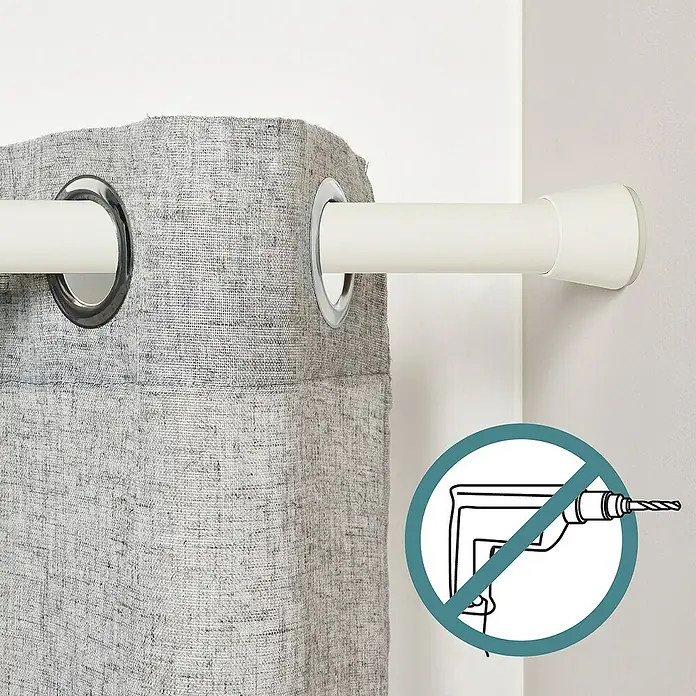 Barra para cortinas extensible multiusos - Metal, Blanco, Longitud regulable: 50 cm - 80 cm - Primer plano de una barra de cortina sin taladro con una cortina gris y ojales cromados. Ideal para alquileres ya que no se requiere taladrar.