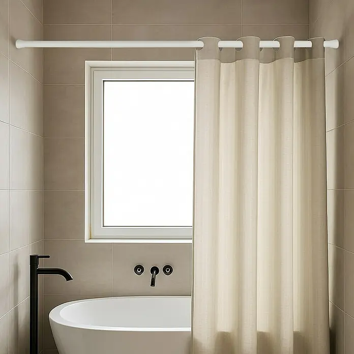 Barra para cortinas extensible multiusos - Metal, Blanco, Longitud regulable: 50 cm - 80 cm - Bañera con cortina de ducha beige claro en una barra de ducha blanca frente a una ventana con marco blanco.