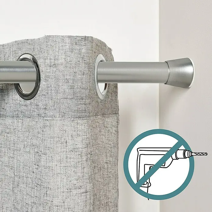 Barra para cortinas extensible multiusos - Metal, Plateado, Longitud regulable: 70 cm - 120 cm - Primer plano de una barra de cortina con una cortina y un símbolo que prohíbe taladrar.