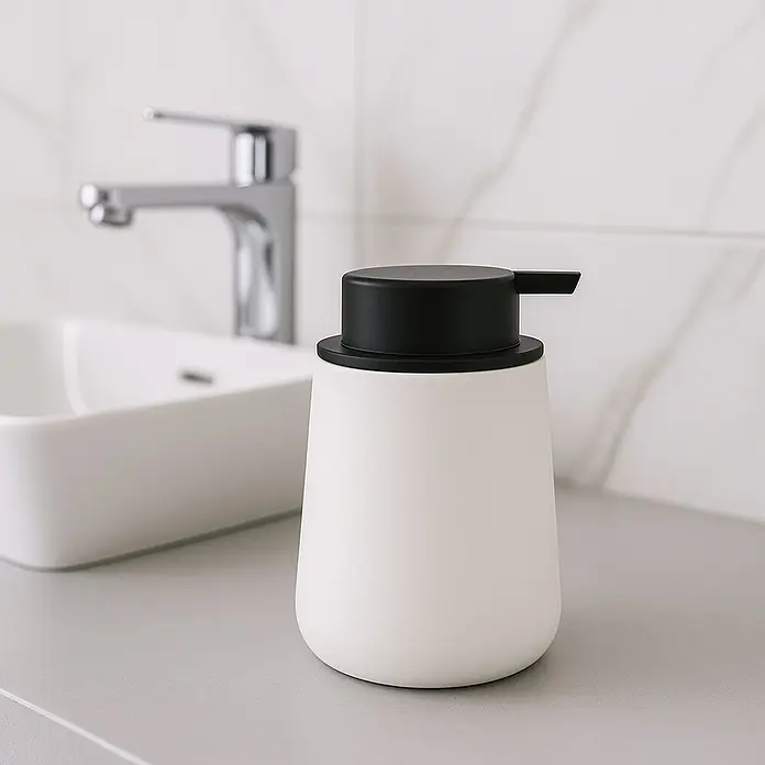 MSV Maonie Dispensador de jabón - L x An x Al: 85 x 85 x 126 cm, Cerámica, Blanco - Un dispensador de jabón blanco con cabezal de bomba negro sobre un mostrador gris, ideal para baños modernos.