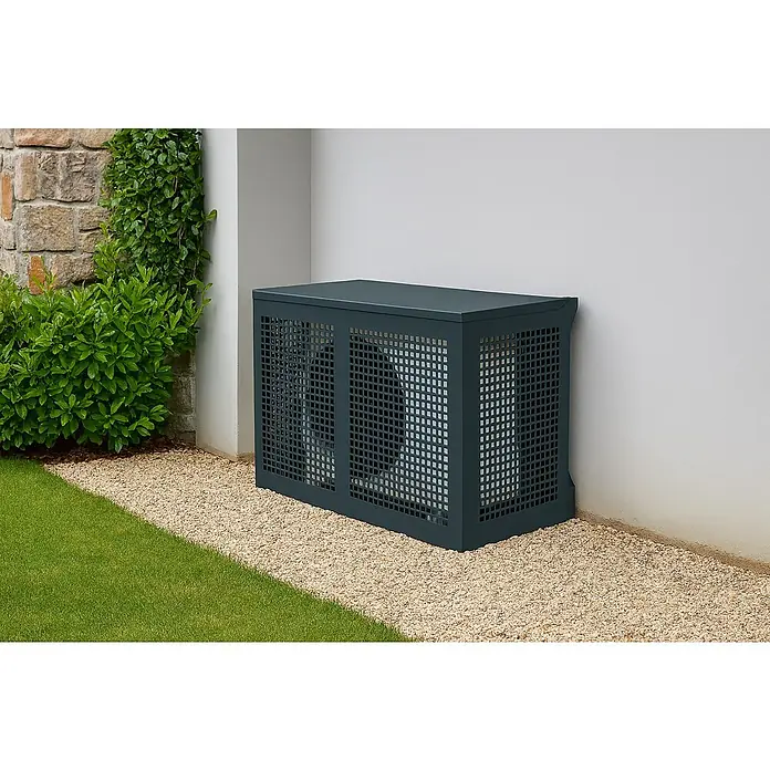 ZimaKlima Protector para unidad exterior - Ancho: 110 cm, Largo: 55 cm, Altura: 95 cm, Metal, Gris - Una cubierta de aire acondicionado metálica moderna de color gris oscuro con diseño de celosía que se integra perfectamente en el jardín.