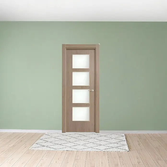 Solid Elements Puerta acristalada Toronto - 62,5 x 203 cm, Izquierda, Roble claro - Una puerta de madera moderna con cuatro inserciones de vidrio cuadradas en una habitación luminosa.