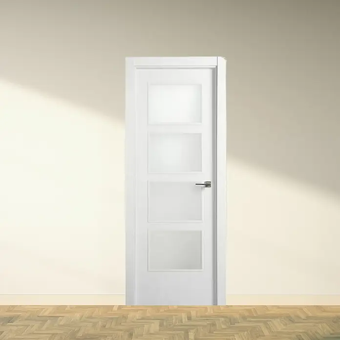 Solid Elements Puerta acristalada KNP - 62,5 x 203 cm, Izquierda, Blanco - Una puerta blanca moderna con cuatro paneles de vidrio esmerilado y un tirador plateado sobre una pared beige y suelo de madera.