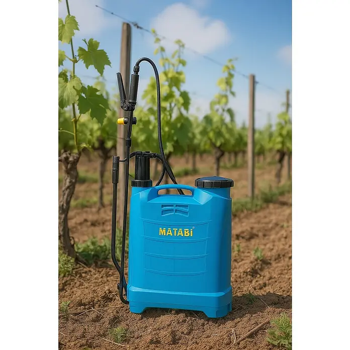Matabi Sulfatadora Evolution 16 - Plástico - Primer plano de un pulverizador de mochila Matabi azul frente a un viñedo, ideal para agricultura y jardinería.