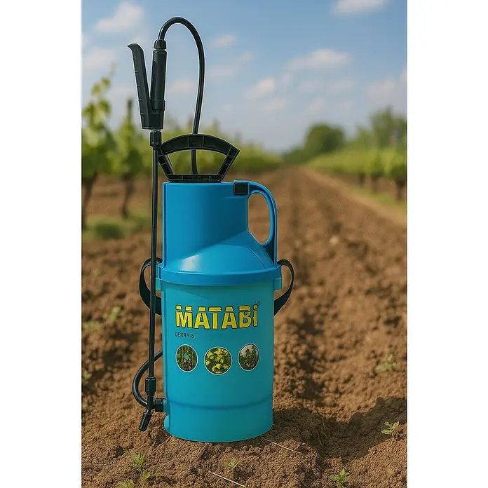 Matabi Pulverizador presión previa Berry 5 - 3,5 l, Plástico, Iceblue - Pulverizador de jardín Matabi Berry 6 en el campo, ideal para la protección de plantas con diseño ergonómico.