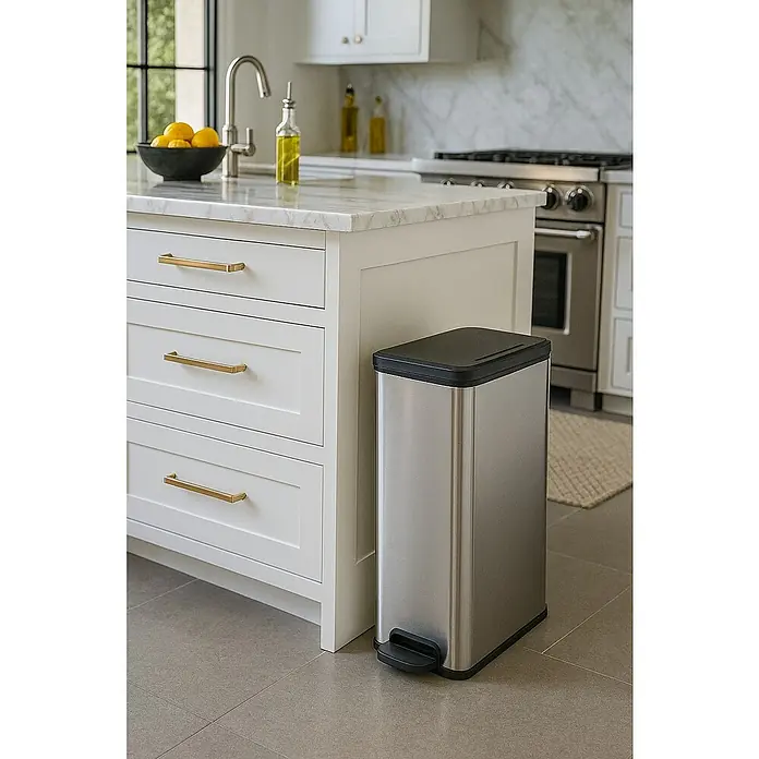 Cubo con pedal Slim bin - 40 l, Plástico, Negro/Gris - El elegante cubo de basura rectangular de acero inoxidable con tapa negra está junto a una isla de cocina con cajones blancos.