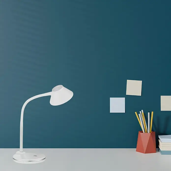 Reality Leuchten Lámpara de sobremesa LED Berry - 3,2 W, Blanco, Blanco cálido - Una lámpara de escritorio blanca sobre un escritorio blanco, con un fondo azul oscuro, complementada con notas y material de oficina.