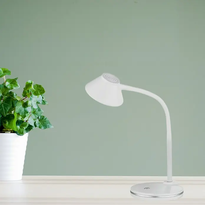 Reality Leuchten Lámpara de sobremesa LED Berry - 3,2 W, Blanco, Blanco cálido - Elegante lámpara de escritorio blanca junto a una planta en maceta sobre una mesa, ideal para la oficina o el hogar.