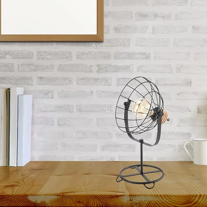 Tween Light Vinto Lámpara de sobremesa - 40 W, L x An x Al: 30 x 30 x 45 cm, Negro/Marrón, E27 - La moderna lámpara de mesa con bombilla Edison y jaula de alambre sobre una mesa de madera frente a una pared de ladrillo.