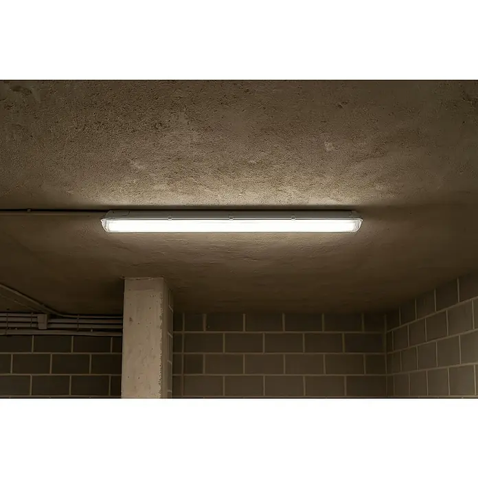 Eglo Feuchtraumleuchte Expert Basic Plus - 46 W, Grau, Neutralweiß, 156 cm, 9,9 cm - Eine robuste LED-Leuchte beleuchtet einen Raum mit Betonwänden und -decke, die für gleichmäßige und helle Ausleuchtung sorgt.