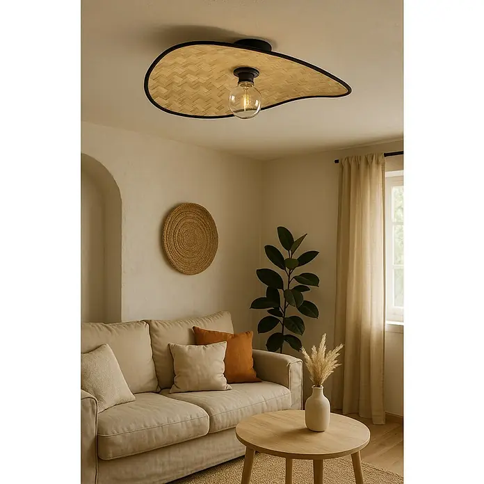 Eglo Plafón Marywell - 40 W, L x An x Al: 50 x 34,5 x 16,5 cm, E27 - Una elegante lámpara de techo con forma de sombrero de paja con una bombilla expuesta. Cuelga sobre una acogedora sala de estar.