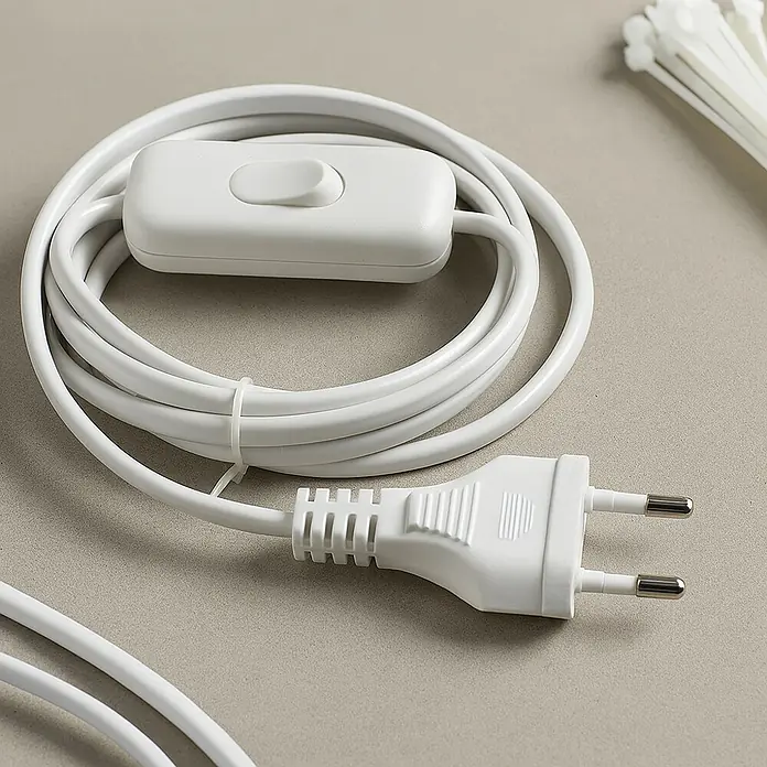 Voltomat Anschlusskabel - 3 m, H03VVH2-F, Aderquerschnitt: 0,75 mm², Weiß - Abgebildet ist ein weißes Stromkabel mit Schalter und Stecker, ideal für Lampen und andere Geräte.